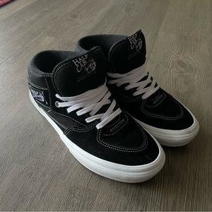 Vans Skate Half Cab Black/White
Size: 6.5Mens/8Womens